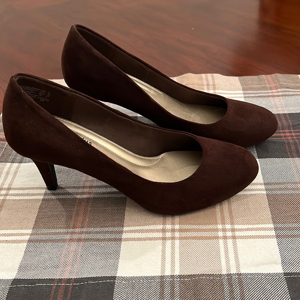 Women’s size 8 brown suede 2” heels